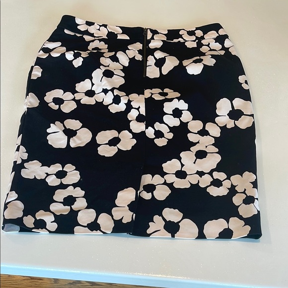 Ann Taylor Loft Floral Black and White Skirt size 8 - Picture 2 of 8